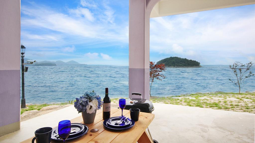 Blue & White Pension Намхэ Экстерьер фото