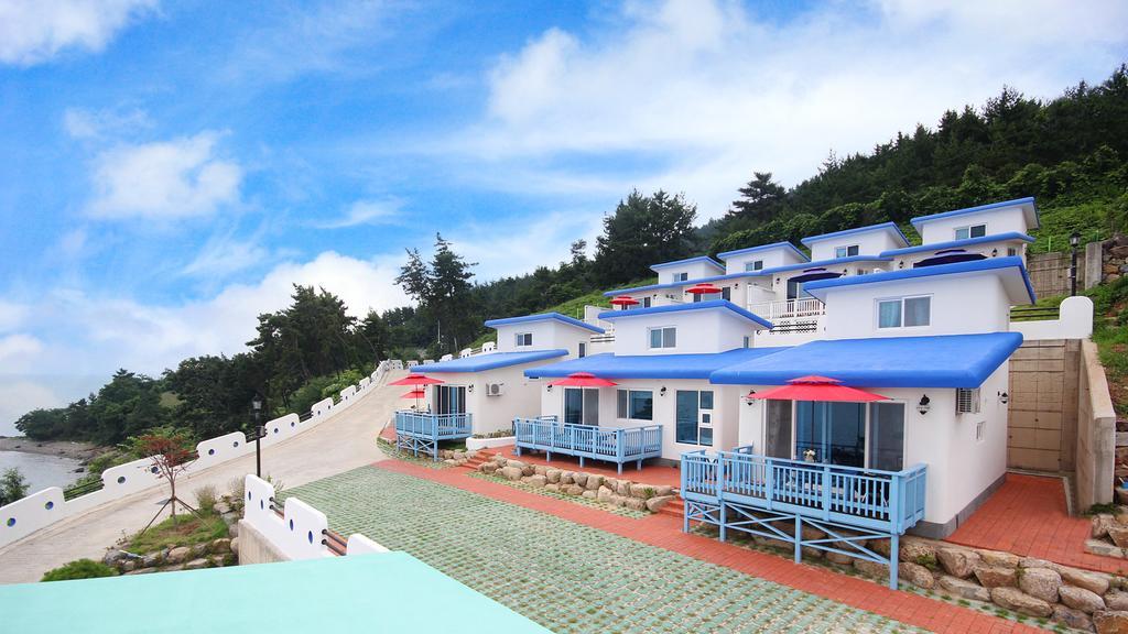 Blue & White Pension Намхэ Экстерьер фото