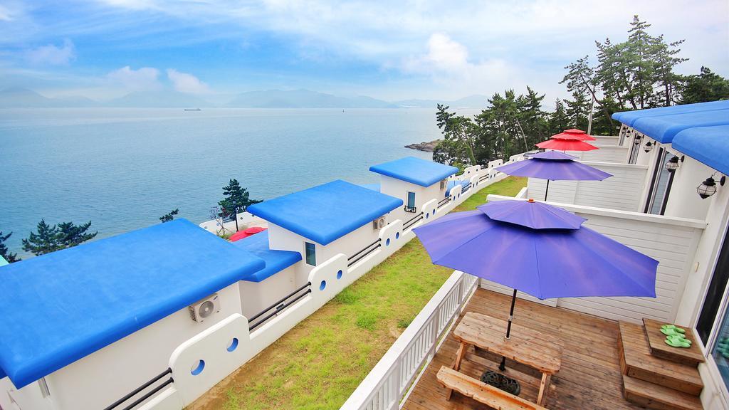 Blue & White Pension Намхэ Экстерьер фото