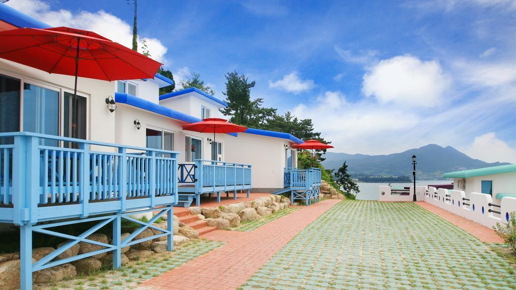 Blue & White Pension Намхэ Экстерьер фото